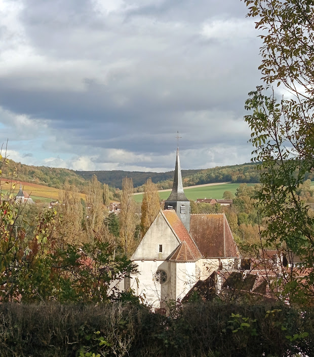 L'église St Nicolas de Vézinnes et vue sur le village