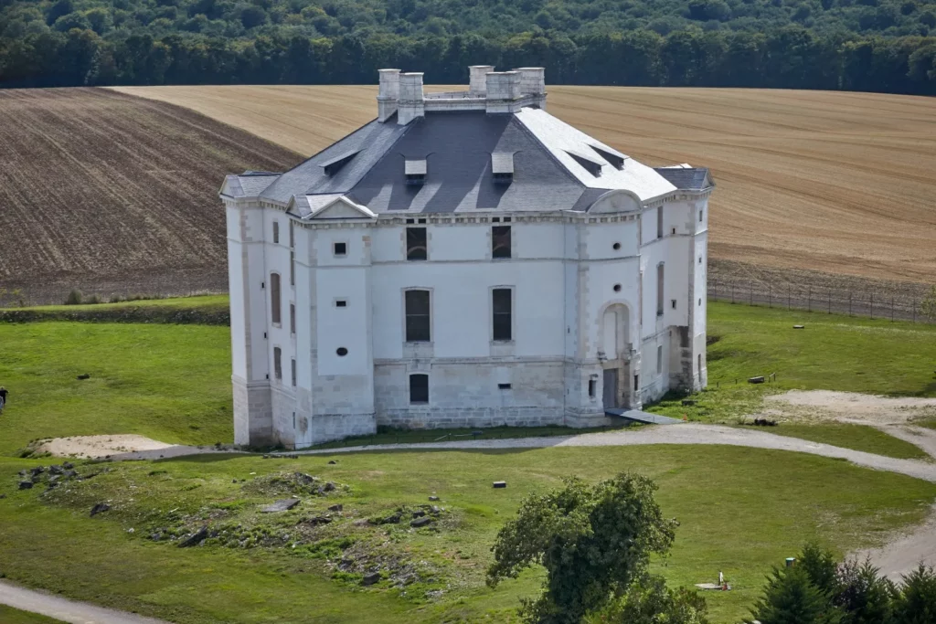Château de Maulnes à Cruzy le Chatel