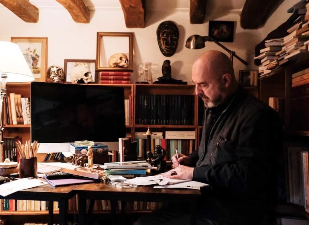 Eric Poindron dans sa bibliothèque cabinet de curiosités et d'écriture